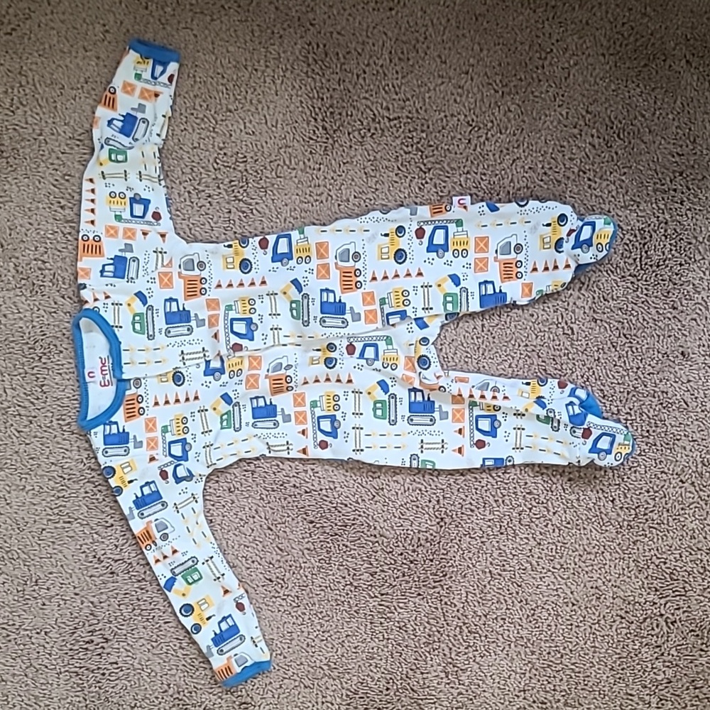 Magnetic footed sleeper